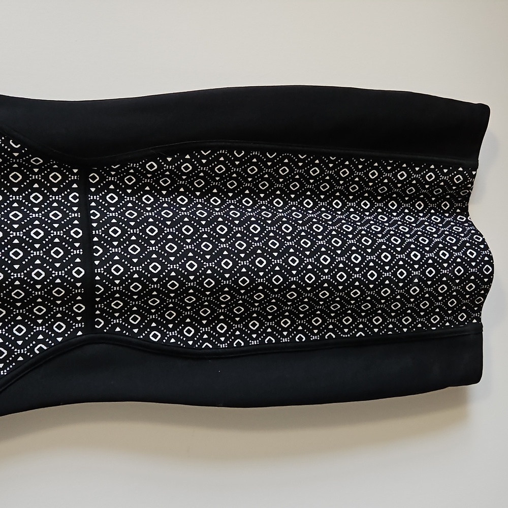 Elegant Black and White Patterned Dress - - Picture 3 of 11